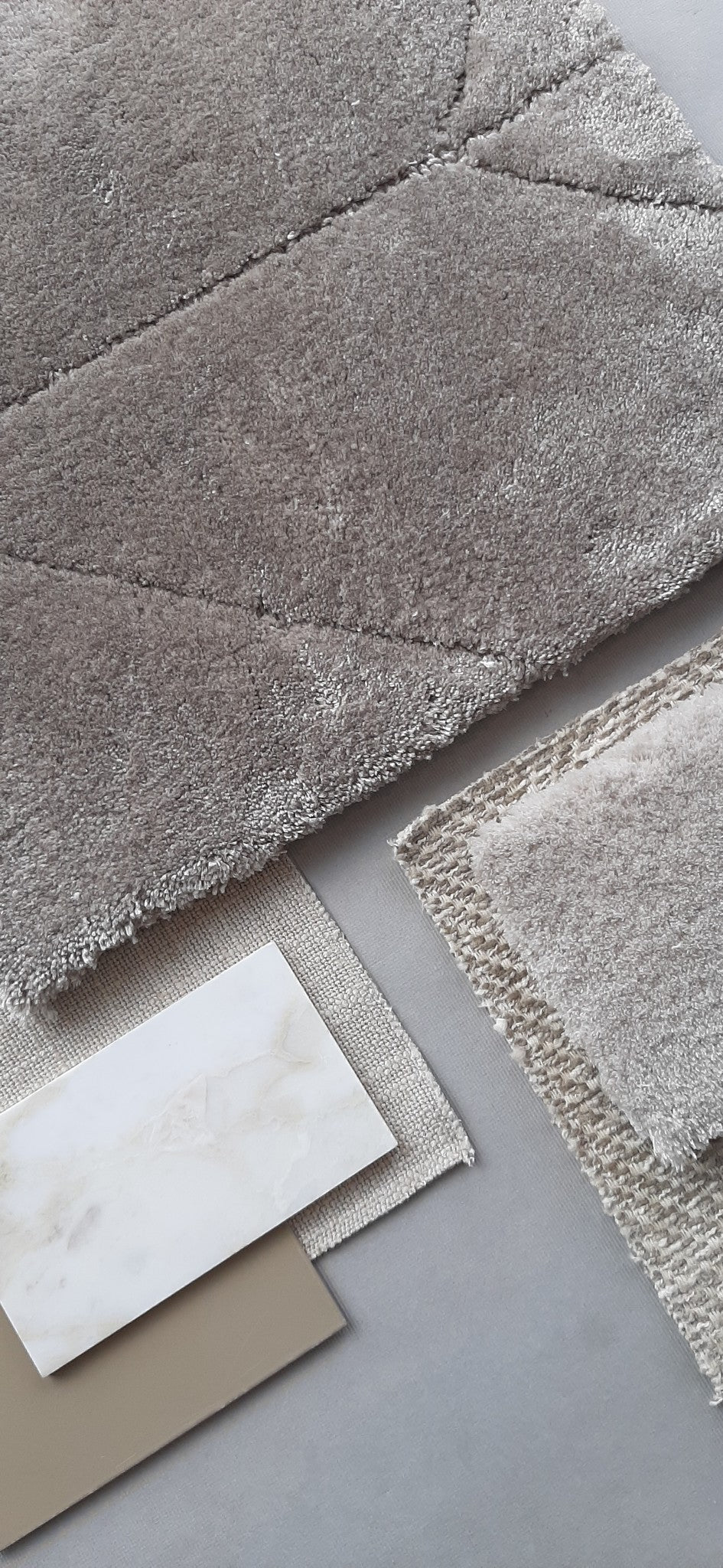 Chasing light rug hand tufted in eucalyptus , 10 mm pile, light gray