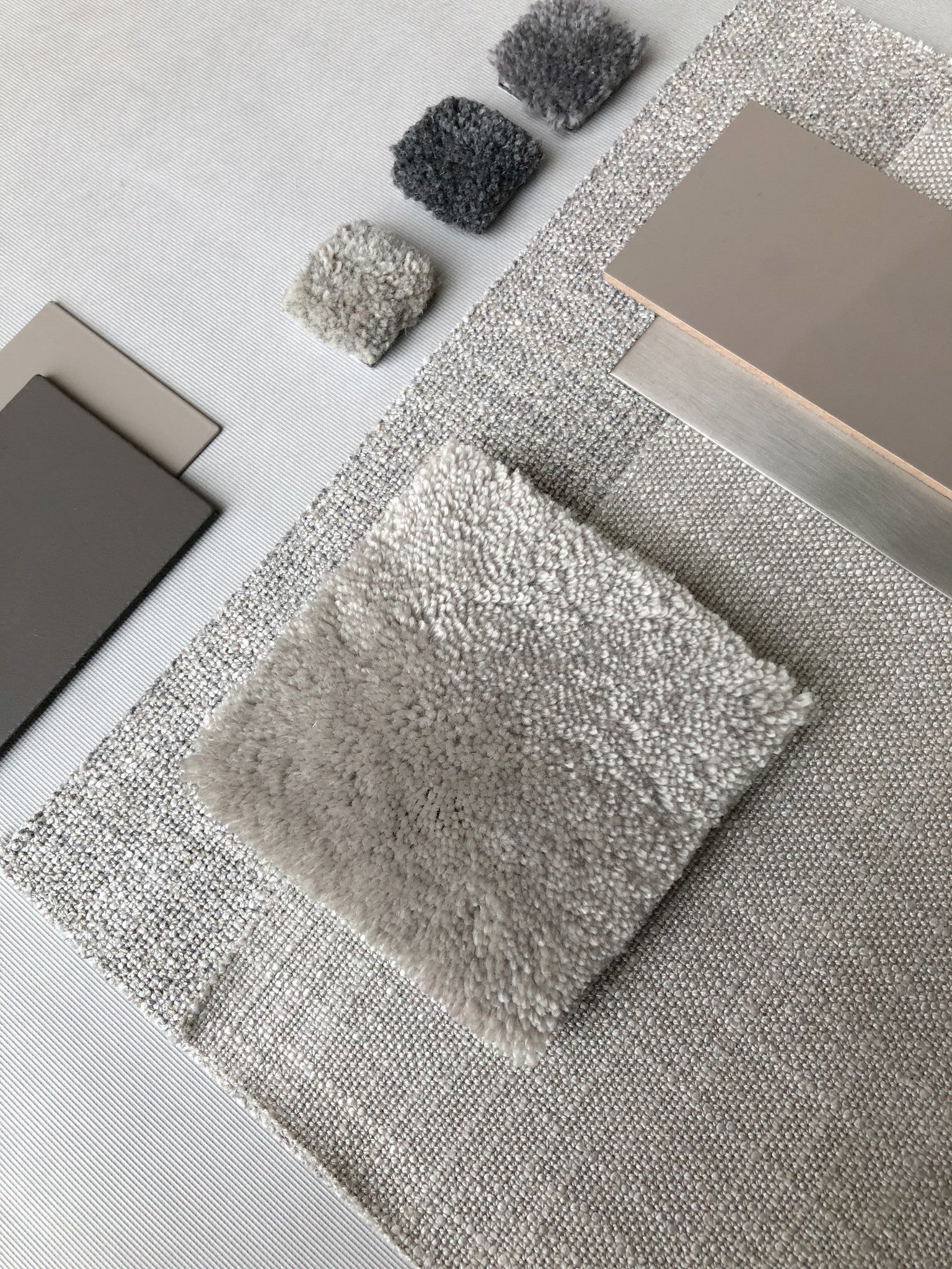 Colour me - Eucalyptus Rug, Hand tufted, 16 mm pile, light grey